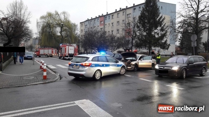 Zdjęcie w galerii na portalu naszraciborz.pl: Zderzenie skody i passata na skrzyżowaniu Ogrodowa-Miarki-Słowackiego wiadomości z regionu