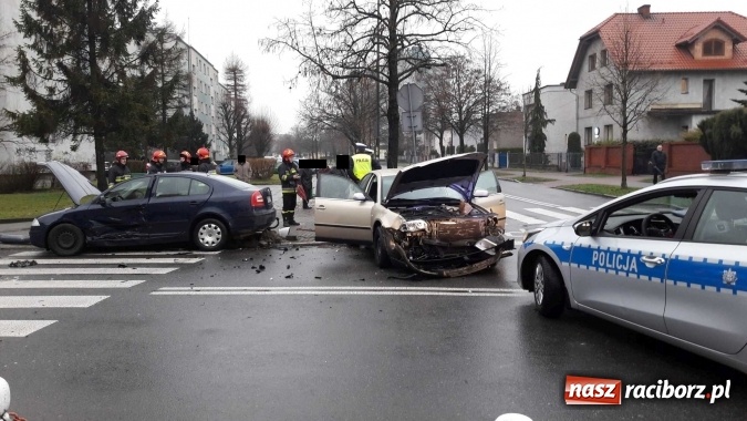 Zdjęcie w galerii na portalu naszraciborz.pl: Zderzenie skody i passata na skrzyżowaniu Ogrodowa-Miarki-Słowackiego wiadomości z regionu