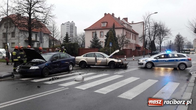 Zdjęcie w galerii na portalu naszraciborz.pl: Zderzenie skody i passata na skrzyżowaniu Ogrodowa-Miarki-Słowackiego wiadomości z regionu