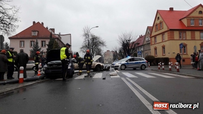 Zdjęcie w galerii na portalu naszraciborz.pl: Zderzenie skody i passata na skrzyżowaniu Ogrodowa-Miarki-Słowackiego wiadomości z regionu