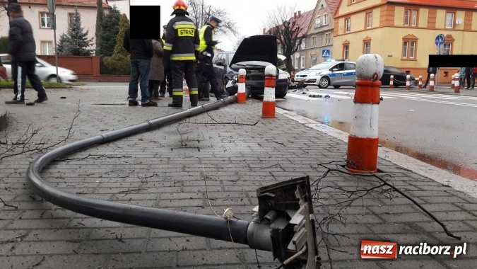 Zdjęcie w galerii na portalu naszraciborz.pl: Zderzenie skody i passata na skrzyżowaniu Ogrodowa-Miarki-Słowackiego wiadomości z regionu