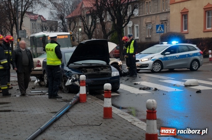 Zdjęcie w galerii na portalu naszraciborz.pl: Zderzenie skody i passata na skrzyżowaniu Ogrodowa-Miarki-Słowackiego wiadomości z regionu