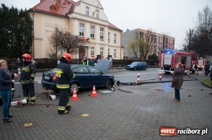 Zdjęcie w galerii na portalu naszraciborz.pl: Zderzenie skody i passata na skrzyżowaniu Ogrodowa-Miarki-Słowackiego wiadomości z regionu