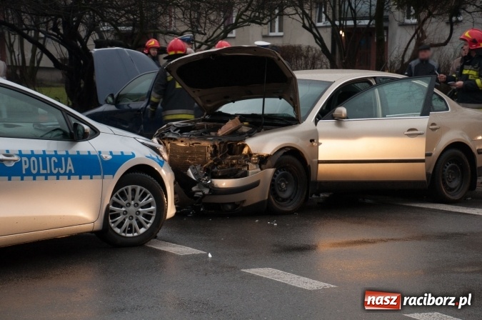 Zdjęcie w galerii na portalu naszraciborz.pl: Zderzenie skody i passata na skrzyżowaniu Ogrodowa-Miarki-Słowackiego wiadomości z regionu