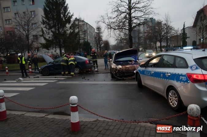 Zdjęcie w galerii na portalu naszraciborz.pl: Zderzenie skody i passata na skrzyżowaniu Ogrodowa-Miarki-Słowackiego wiadomości z regionu