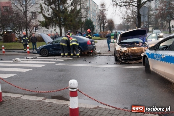 Zdjęcie w galerii na portalu naszraciborz.pl: Zderzenie skody i passata na skrzyżowaniu Ogrodowa-Miarki-Słowackiego wiadomości z regionu