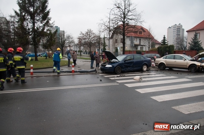 Zdjęcie w galerii na portalu naszraciborz.pl: Zderzenie skody i passata na skrzyżowaniu Ogrodowa-Miarki-Słowackiego wiadomości z regionu