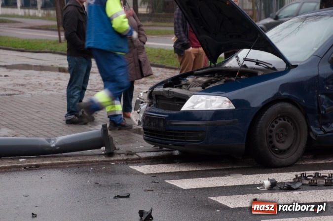 Zdjęcie w galerii na portalu naszraciborz.pl: Zderzenie skody i passata na skrzyżowaniu Ogrodowa-Miarki-Słowackiego wiadomości z regionu