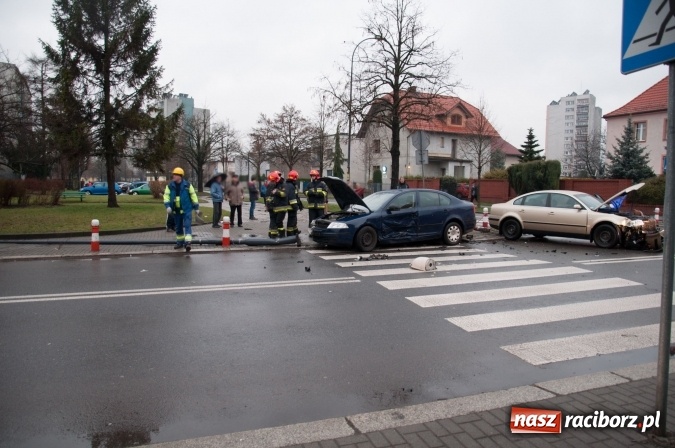 Zdjęcie w galerii na portalu naszraciborz.pl: Zderzenie skody i passata na skrzyżowaniu Ogrodowa-Miarki-Słowackiego wiadomości z regionu