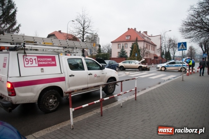 Zdjęcie w galerii na portalu naszraciborz.pl: Zderzenie skody i passata na skrzyżowaniu Ogrodowa-Miarki-Słowackiego wiadomości z regionu
