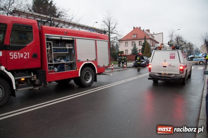 Zdjęcie w galerii na portalu naszraciborz.pl: Zderzenie skody i passata na skrzyżowaniu Ogrodowa-Miarki-Słowackiego wiadomości z regionu