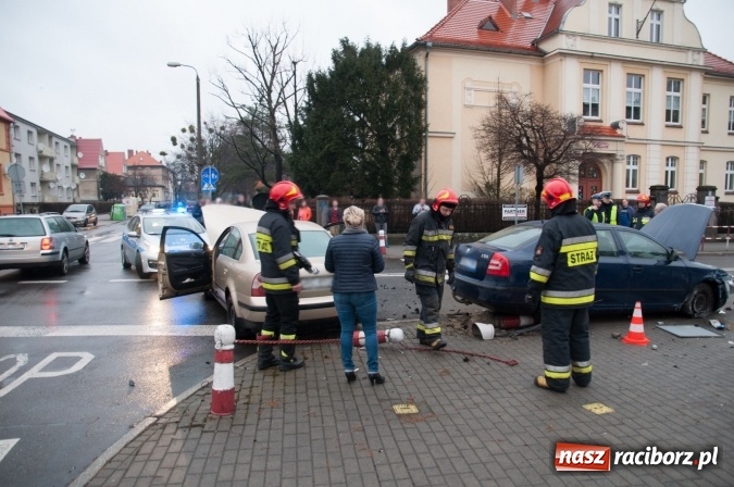 Zdjęcie w galerii na portalu naszraciborz.pl: Zderzenie skody i passata na skrzyżowaniu Ogrodowa-Miarki-Słowackiego wiadomości z regionu