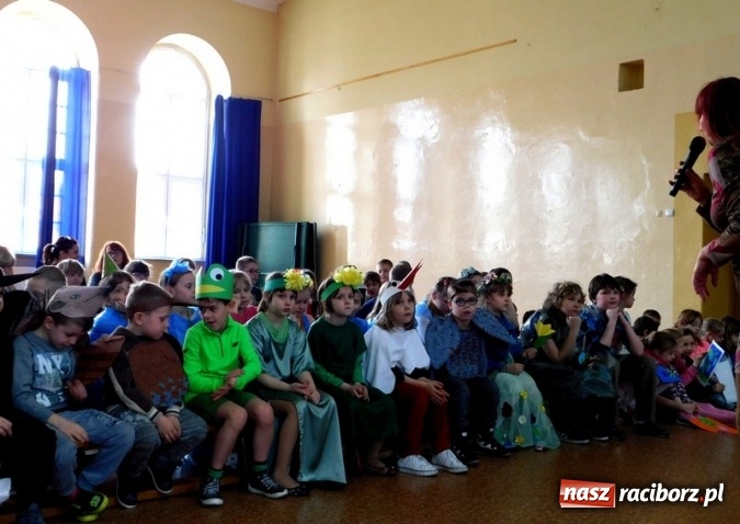 Zdjęcie w galerii na portalu naszraciborz.pl: Ile zer ma milion? Szkoła Podstawowa nr 4 wita wiosnę  wiadomości z regionu