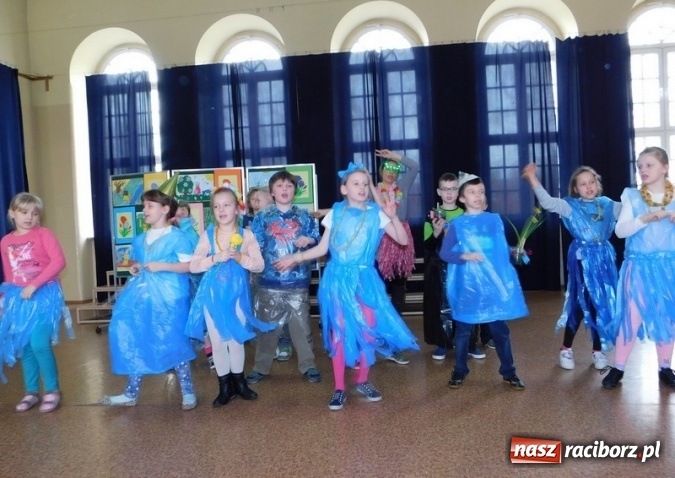 Zdjęcie w galerii na portalu naszraciborz.pl: Ile zer ma milion? Szkoła Podstawowa nr 4 wita wiosnę  wiadomości z regionu