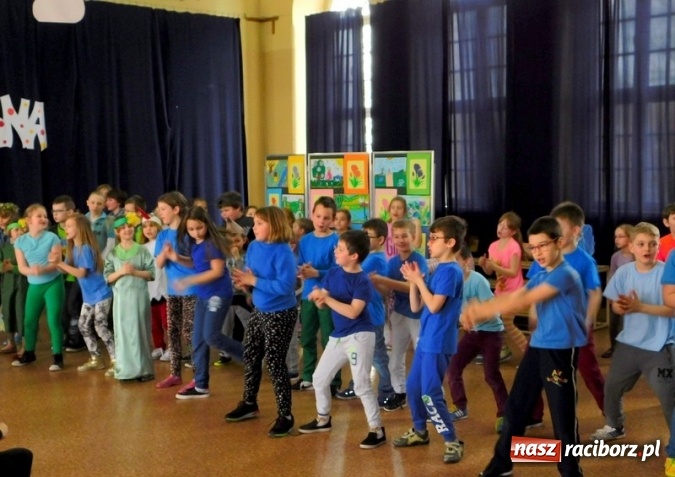 Zdjęcie w galerii na portalu naszraciborz.pl: Ile zer ma milion? Szkoła Podstawowa nr 4 wita wiosnę  wiadomości z regionu