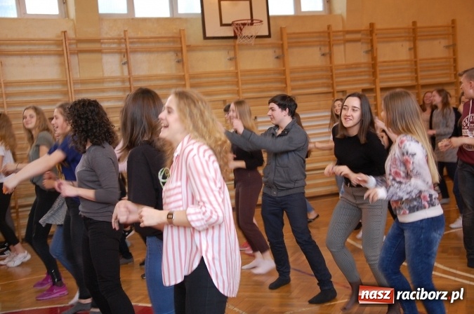 Zdjęcie w galerii na portalu naszraciborz.pl: Wiosna, ach to ty... I Liceum Ogólnokształcące z wiosenną energią  wiadomości z regionu