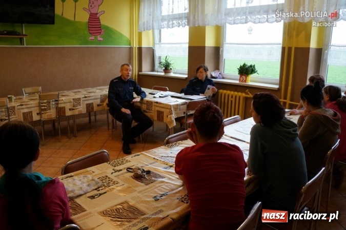 Zdjęcie w galerii na portalu naszraciborz.pl: Dzielnicowy na debacie społecznej w Hostelu dla Ofiar Przemocy Domowej  wiadomości z regionu