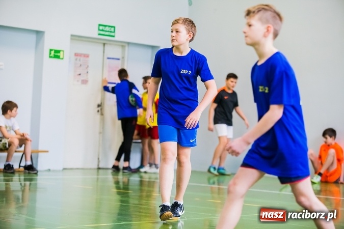 Zdjęcie w galerii na portalu naszraciborz.pl: Siatkówka chłopców szkół podstawowych wiadomości z regionu