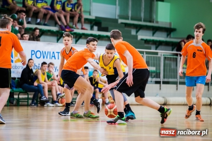 Zdjęcie w galerii na portalu naszraciborz.pl: Koszykarze raciborskich gimnazjów rozegrali pierwszą część finałów miejskich wiadomości z regionu