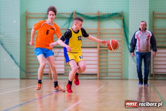 Zdjęcie w galerii na portalu naszraciborz.pl: Koszykarze raciborskich gimnazjów rozegrali pierwszą część finałów miejskich wiadomości z regionu