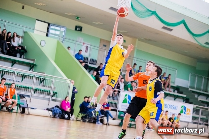 Zdjęcie w galerii na portalu naszraciborz.pl: Koszykarze raciborskich gimnazjów rozegrali pierwszą część finałów miejskich wiadomości z regionu