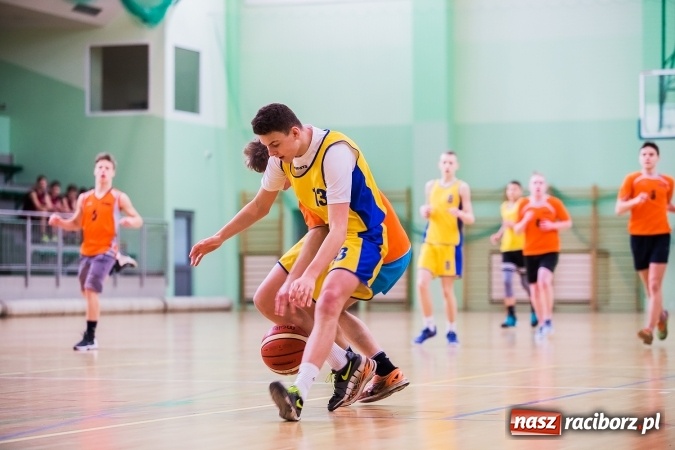 Zdjęcie w galerii na portalu naszraciborz.pl: Koszykarze raciborskich gimnazjów rozegrali pierwszą część finałów miejskich wiadomości z regionu