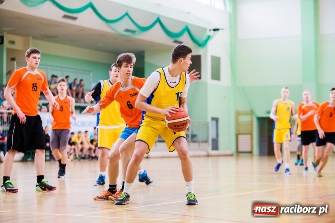Zdjęcie w galerii na portalu naszraciborz.pl: Koszykarze raciborskich gimnazjów rozegrali pierwszą część finałów miejskich wiadomości z regionu