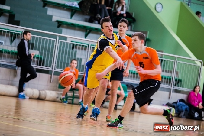 Zdjęcie w galerii na portalu naszraciborz.pl: Koszykarze raciborskich gimnazjów rozegrali pierwszą część finałów miejskich wiadomości z regionu