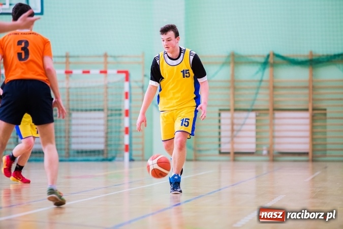 Zdjęcie w galerii na portalu naszraciborz.pl: Koszykarze raciborskich gimnazjów rozegrali pierwszą część finałów miejskich wiadomości z regionu