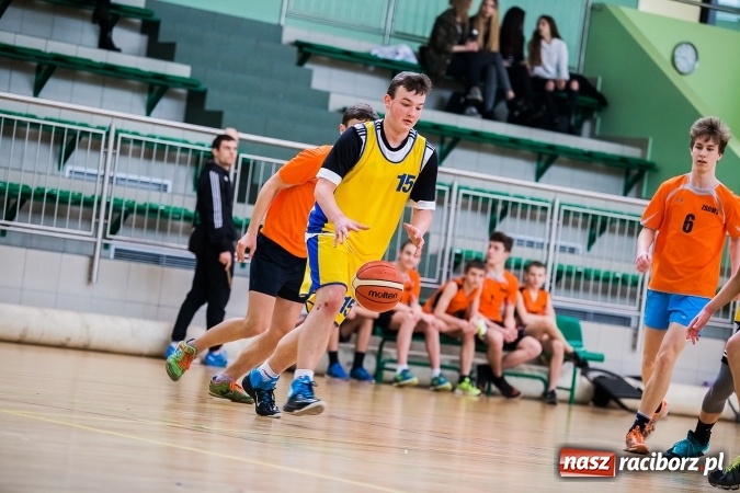 Zdjęcie w galerii na portalu naszraciborz.pl: Koszykarze raciborskich gimnazjów rozegrali pierwszą część finałów miejskich wiadomości z regionu