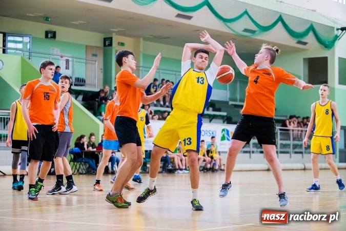 Zdjęcie w galerii na portalu naszraciborz.pl: Koszykarze raciborskich gimnazjów rozegrali pierwszą część finałów miejskich wiadomości z regionu
