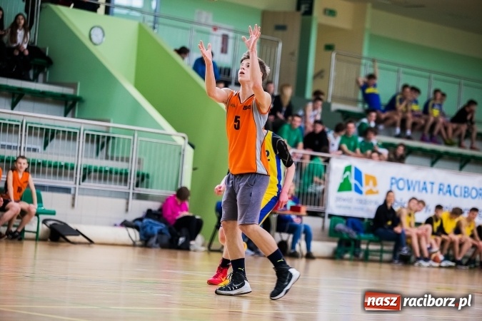 Zdjęcie w galerii na portalu naszraciborz.pl: Koszykarze raciborskich gimnazjów rozegrali pierwszą część finałów miejskich wiadomości z regionu
