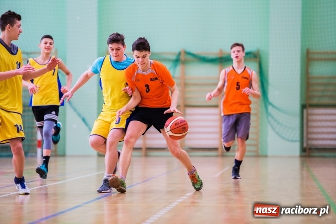 Zdjęcie w galerii na portalu naszraciborz.pl: Koszykarze raciborskich gimnazjów rozegrali pierwszą część finałów miejskich wiadomości z regionu
