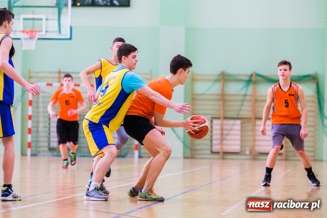 Zdjęcie w galerii na portalu naszraciborz.pl: Koszykarze raciborskich gimnazjów rozegrali pierwszą część finałów miejskich wiadomości z regionu
