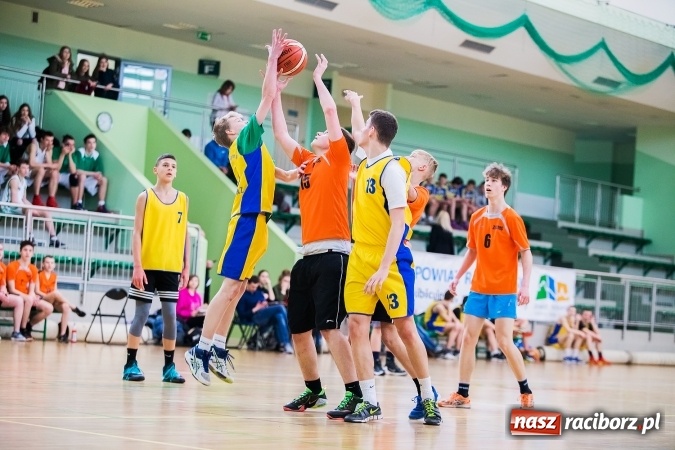 Zdjęcie w galerii na portalu naszraciborz.pl: Koszykarze raciborskich gimnazjów rozegrali pierwszą część finałów miejskich wiadomości z regionu