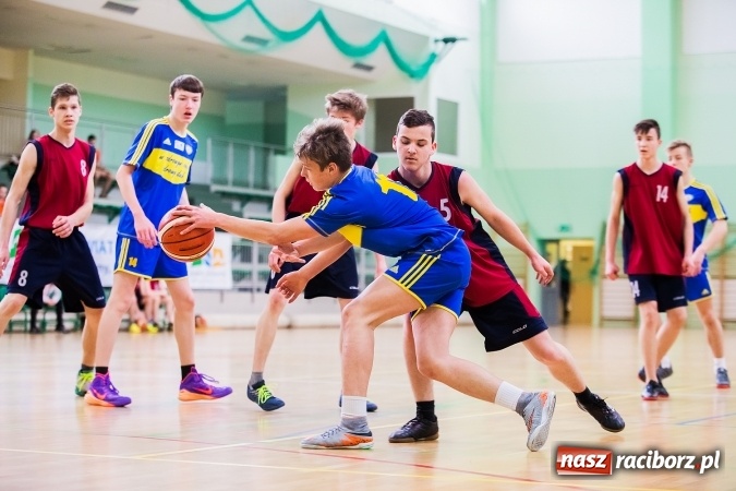 Zdjęcie w galerii na portalu naszraciborz.pl: Koszykarze raciborskich gimnazjów rozegrali pierwszą część finałów miejskich wiadomości z regionu