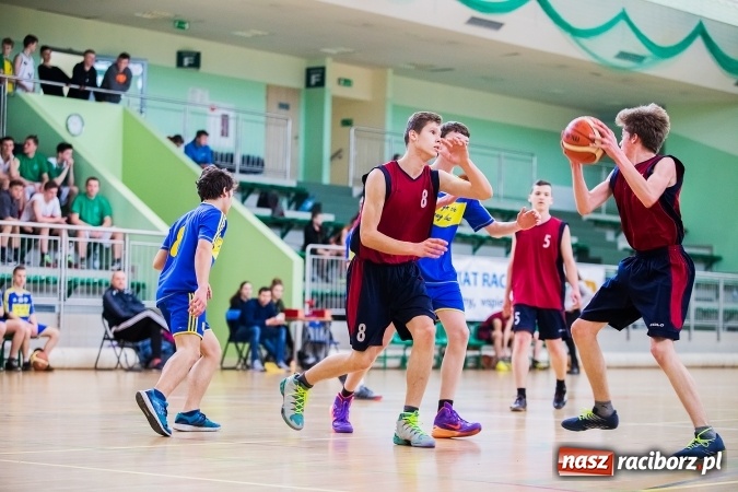 Zdjęcie w galerii na portalu naszraciborz.pl: Koszykarze raciborskich gimnazjów rozegrali pierwszą część finałów miejskich wiadomości z regionu