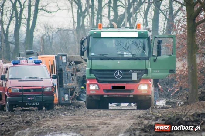 Zdjęcie w galerii na portalu naszraciborz.pl: Skandal w Markowicach. Olej napędowy z wywr&oacute;conej ciężar&oacute;wki zatruwał ciek wodny przy rezerwacie Łężczok! wiadomości z regionu