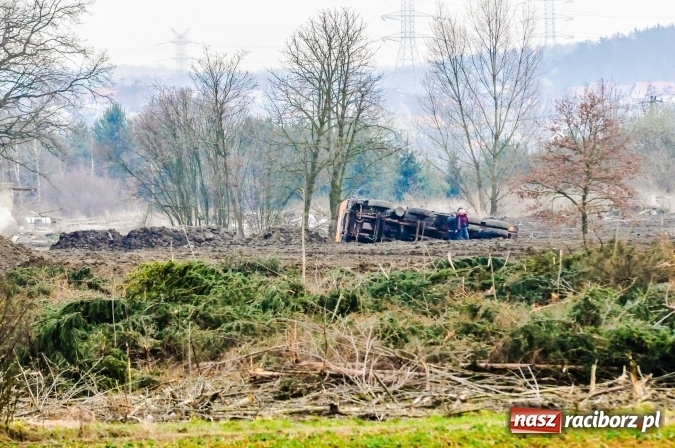 Zdjęcie w galerii na portalu naszraciborz.pl: Skandal w Markowicach. Olej napędowy z wywr&oacute;conej ciężar&oacute;wki zatruwał ciek wodny przy rezerwacie Łężczok! wiadomości z regionu