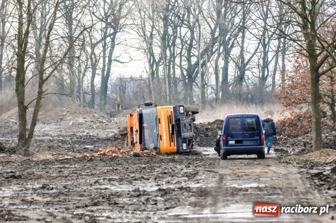 Zdjęcie w galerii na portalu naszraciborz.pl: Skandal w Markowicach. Olej napędowy z wywr&oacute;conej ciężar&oacute;wki zatruwał ciek wodny przy rezerwacie Łężczok! wiadomości z regionu