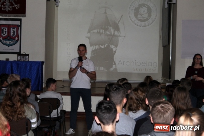 Zdjęcie w galerii na portalu naszraciborz.pl: Poszukiwacze skarbów w Gimnazjum numer 5 wiadomości z regionu