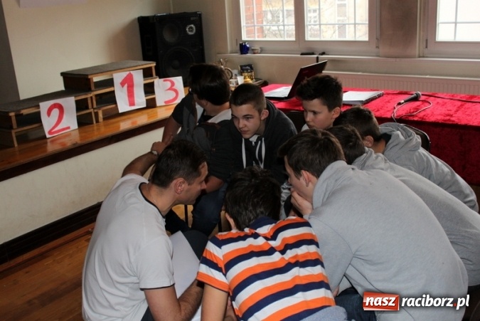 Zdjęcie w galerii na portalu naszraciborz.pl: Poszukiwacze skarbów w Gimnazjum numer 5 wiadomości z regionu