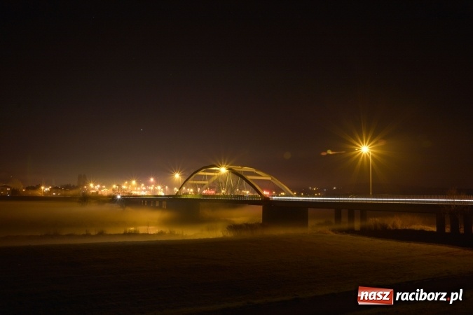 Zdjęcie w galerii na portalu naszraciborz.pl: Racibórz po zmroku widziany z nadodrzańskich wałów FOTO  wiadomości z regionu