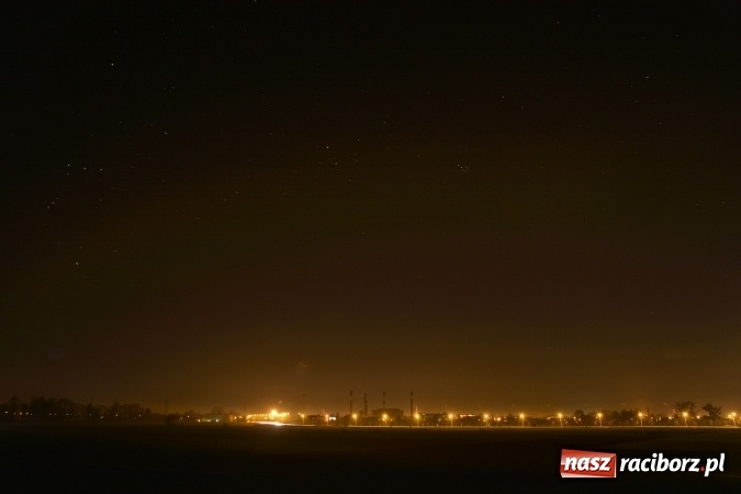 Zdjęcie w galerii na portalu naszraciborz.pl: Racibórz po zmroku widziany z nadodrzańskich wałów FOTO  wiadomości z regionu