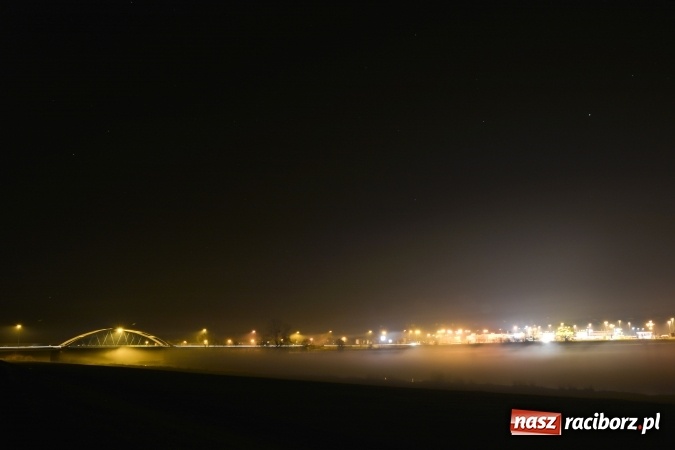 Zdjęcie w galerii na portalu naszraciborz.pl: Racibórz po zmroku widziany z nadodrzańskich wałów FOTO  wiadomości z regionu