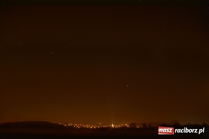 Zdjęcie w galerii na portalu naszraciborz.pl: Racibórz po zmroku widziany z nadodrzańskich wałów FOTO  wiadomości z regionu