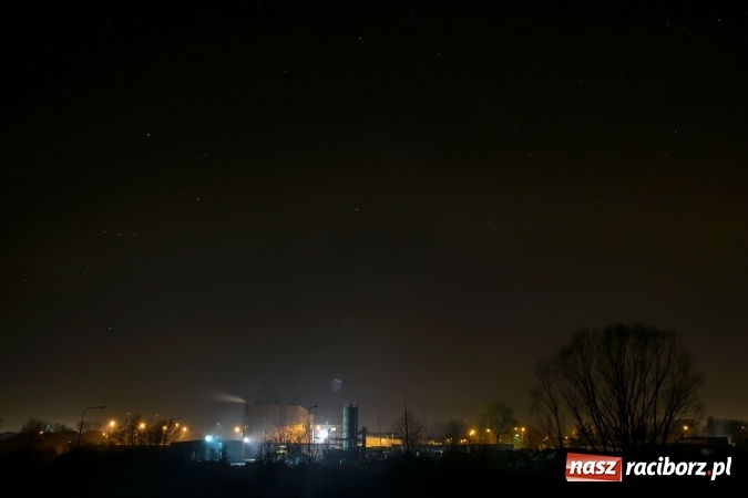 Zdjęcie w galerii na portalu naszraciborz.pl: Racibórz po zmroku widziany z nadodrzańskich wałów FOTO  wiadomości z regionu