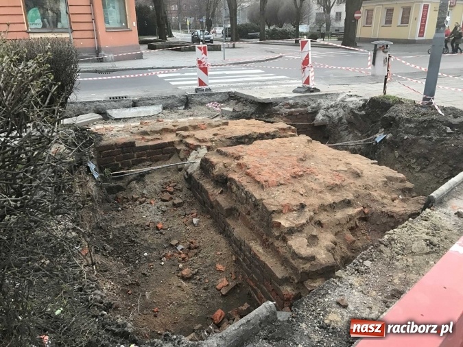 Zdjęcie w galerii na portalu naszraciborz.pl: Na ulicy Długiej odsłonięto relikty bramy miejskiej zwanej Wielką wiadomości z regionu
