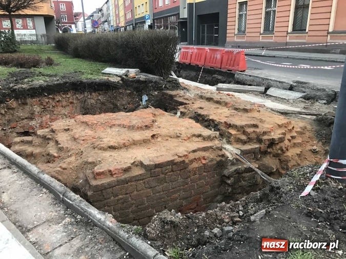 Zdjęcie w galerii na portalu naszraciborz.pl: Na ulicy Długiej odsłonięto relikty bramy miejskiej zwanej Wielką wiadomości z regionu