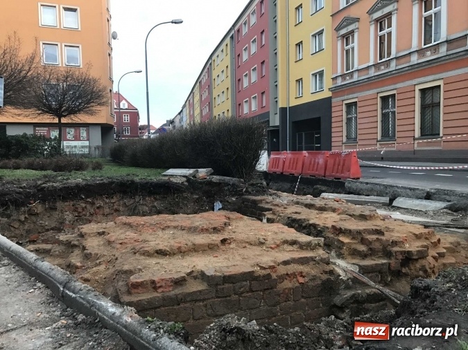 Zdjęcie w galerii na portalu naszraciborz.pl: Na ulicy Długiej odsłonięto relikty bramy miejskiej zwanej Wielką wiadomości z regionu